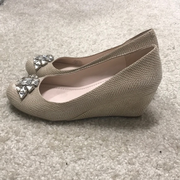 BCBG beige wedges - Picture 5 of 6
